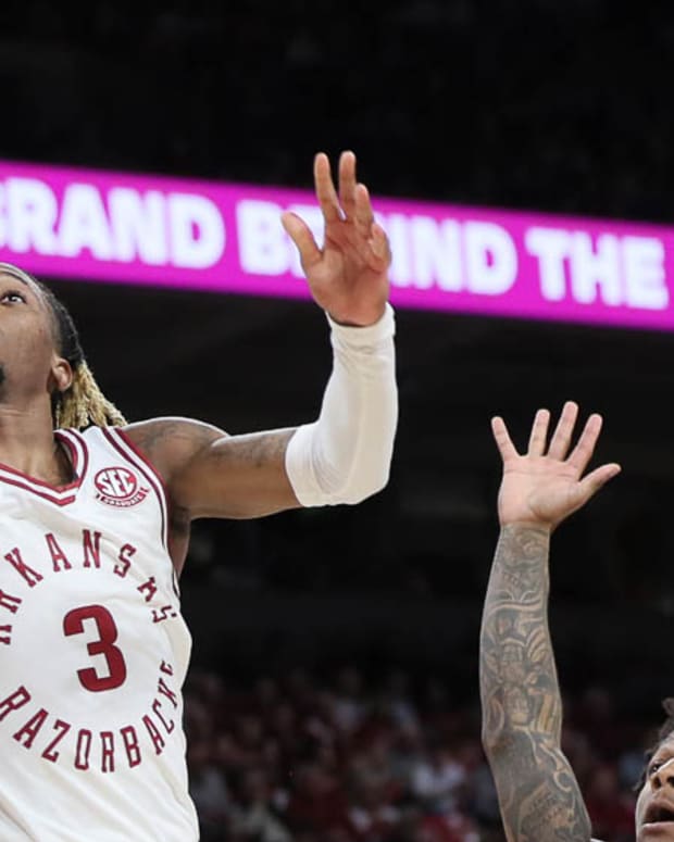 Razorbacks' El Ellis with a layup against Georgia